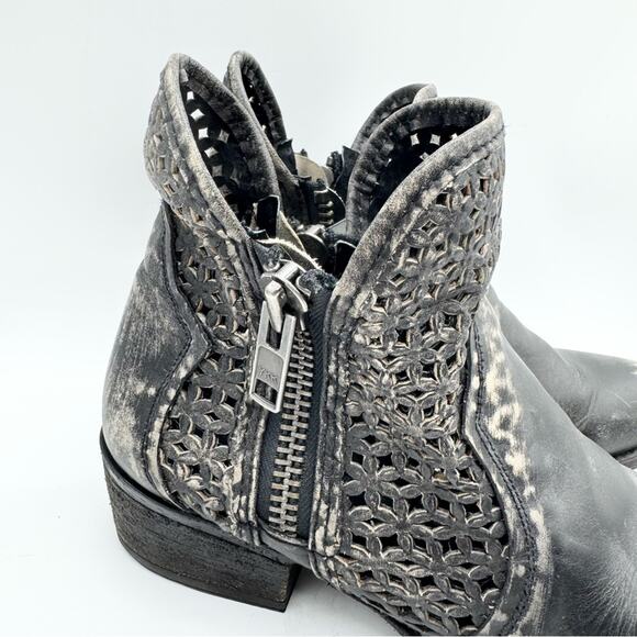 Circle G by Corral Women's Laser Cut Out Zip Ankle Short Booties Black Size 10 - Picture 2 of 12
